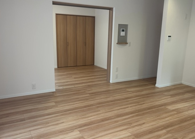 【居間・リビング】 | L型アイランドタイプは、キッチンからダイニングにもリビングにも目が行き届くので、とても使いやすい配置です。L字型独立タイプは、キッチンを独立させてるためLDKというよりもLDといった様なイメージです。