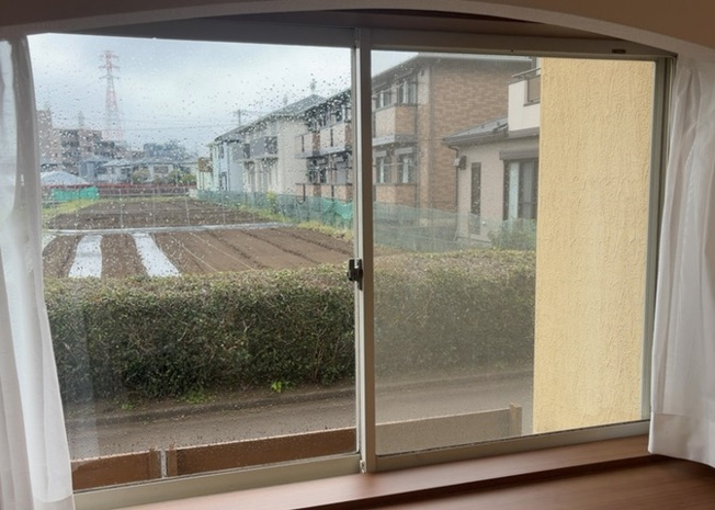 【内装】 | サッシは、ガラス窓に使用される金属製の窓枠です。一般的に住宅建築では、金属製建具工事の段階でガラス類・玄関などと同時に設置されます。種類や構造により断熱性能や遮音性能が異なるので現地でご確認ください。