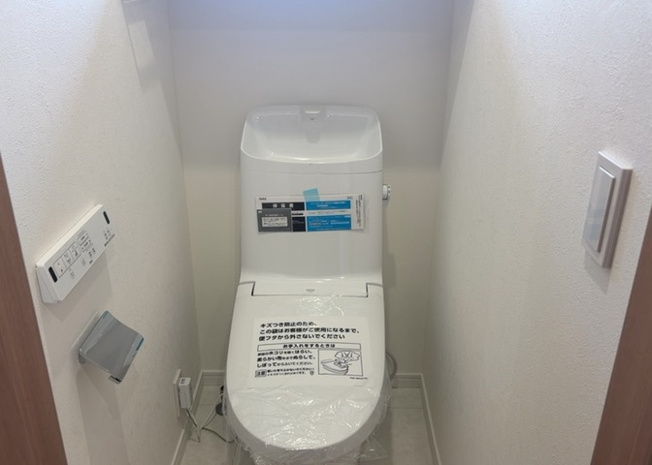 【トイレ】 | トイレは大きさや形、機能、抗菌性などが異なる多種多彩なタイプが各メーカーから出ています。それぞれに良さがあるため、事前にどういったタイプのトイレがいいのかをご家庭内で決めて、内見に行くといいでしょう。