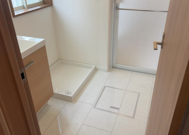 【脱衣所】 | 多くの戸建て住宅で見かける洗面脱衣所は、洗面台と洗濯機が2畳ほどのスペースに並べられていて、洗面所が脱衣所を兼ね備えている間取りが一般的です。お客様が利用することもある、パブリックな空間でもあります。