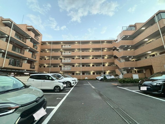 新ときわ台ローヤルコーポの駐車場|車をお持ちの方に嬉しい駐車場付きの物件です