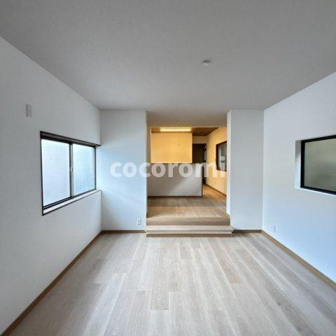 枚方市香里園町　リノベ貸家の居間・リビング