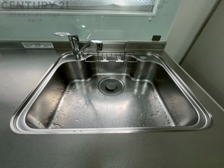 大きなシンクでお鍋などの大きな調理器具を洗う際にも便利です。