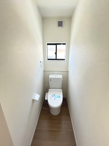 【トイレ】 | 春日市天神山7丁目1期　1号棟（全2棟）【仲介手数料無料・0円】 | 現地写真。1階のトイレです。