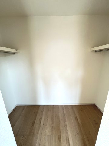 【収納】 | 春日市天神山7丁目1期　1号棟（全2棟）【仲介手数料無料・0円】 | 現地写真。ウォークインクローゼットです。
