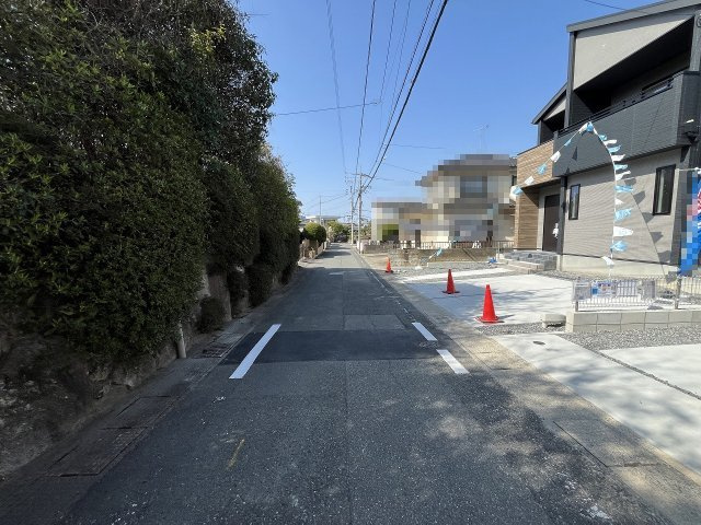 【その他】 | 春日市天神山7丁目1期　1号棟（全2棟）【仲介手数料無料・0円】 | 現地写真。前面道路です。