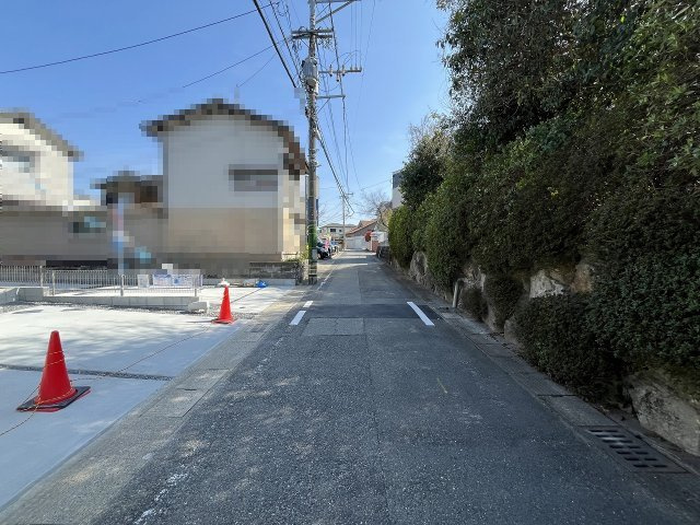 【その他】 | 春日市天神山7丁目1期　1号棟（全2棟）【仲介手数料無料・0円】 | 現地写真。前面道路です。