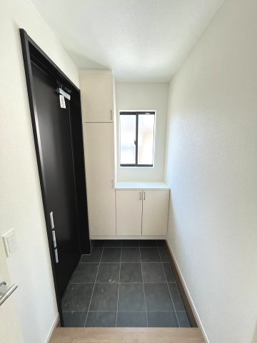 【居間・リビング】 | 春日市天神山7丁目1期　1号棟（全2棟）【仲介手数料無料・0円】 | 現地写真。リビングです。