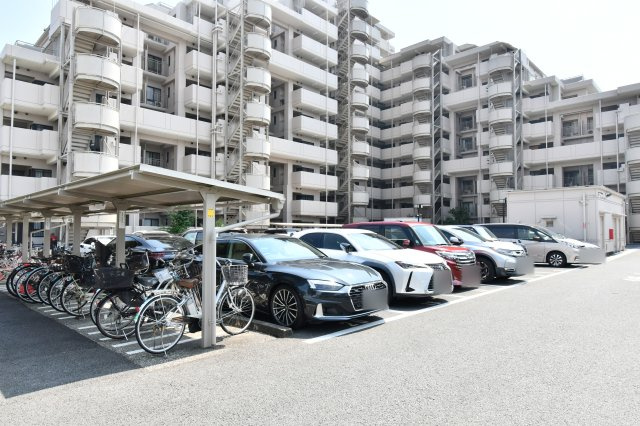ルネ大宮パークステイツの駐車場|敷地内には平面駐車場と屋根付きの駐輪場を確保。ゆとりある車路は入出庫がしやすく、大型車も安心して駐車可能です。大切な愛車や自転車を適切に保管できる、大規模マンションならではの充実した設備です。