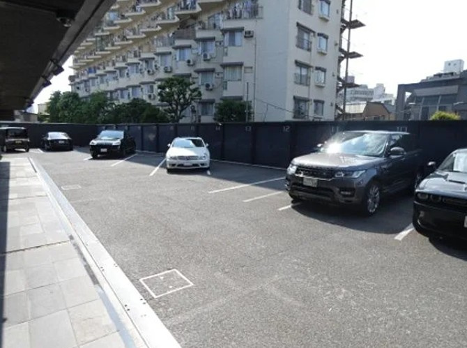 レジディア北新宿の駐車場