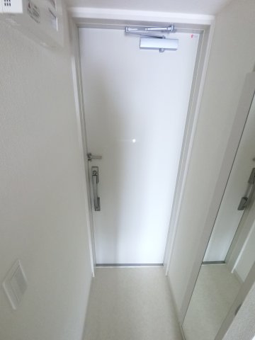 ヴィラ原木中山の玄関