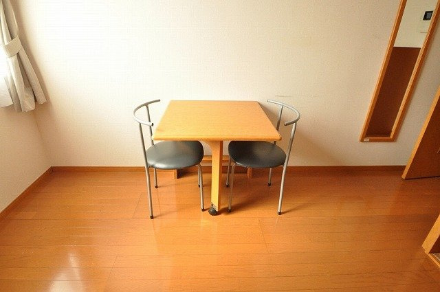レオパレス睡蓮のその他|折り畳みテーブルと椅子2脚