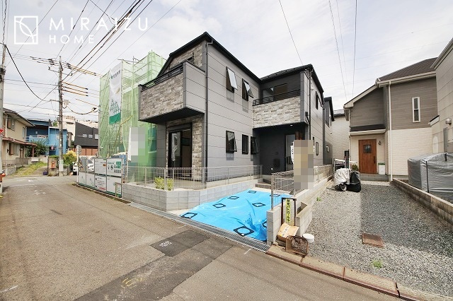 【外観】 | 青く澄み渡った綺麗な空と、陽の光をたっぷりと受ける、そんな新築住宅で新生活をスタートしてみませんか？見学・ご相談等、ミライズホーム(株)までお気軽にご連絡下さい。