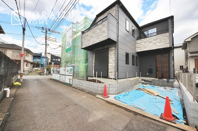 【前面道路含む現地写真】 | 大きな窓が特徴の南向きリビングでは、太陽光も沢山取り込むことが出来てお家の中にいても日光浴が可能ですね、開放的な空間です。インテリア選びも楽しそう、ご家族様で相談しながらインテリア配置も楽しみたいです