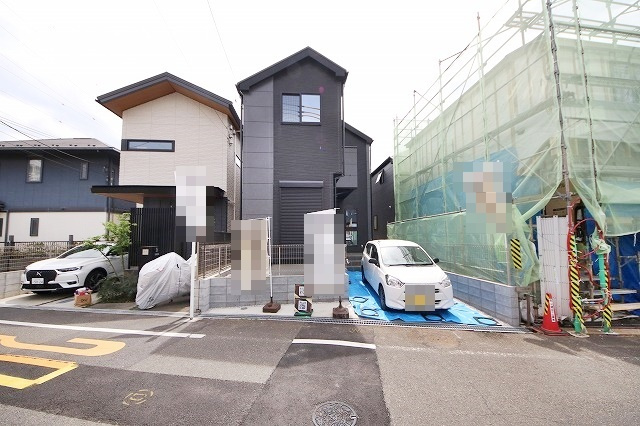 【周辺】 | 洗練されたキッチンでは毎日の家事を少しでも楽に快適に工夫したいですね、大きいシンクではお皿洗いもストレスフリー、3口コンロでは要領よくお料理も可能です。レンジフードもお掃除がしやすい設計が嬉しい。