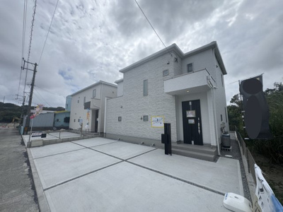 【外観】 | 南城市玉城糸数4期（全2棟）1号棟 | 1号棟　並列駐車3台完備♪