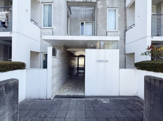 【エントランス】 | オートロックを備えた、マンションのエントランス。やはりセキュリティの観点は欠かすことができません。皆様を“安全”に送り出し、出迎えてくれます。～即日のご見学可能～　お問合せはお気軽にどうぞ。