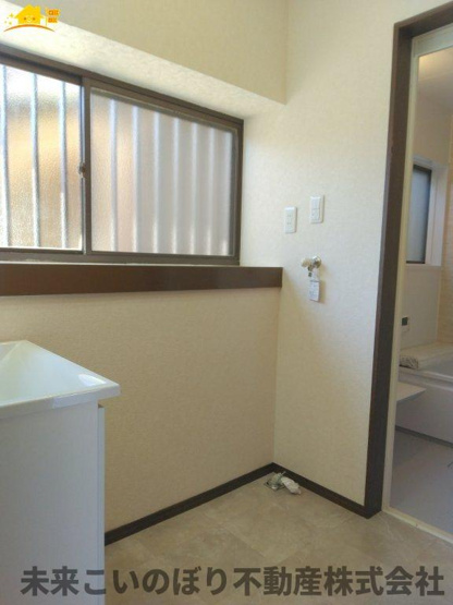 【脱衣所】 | 戸建 久喜市除堀 | 洗面脱衣室には窓があり空気の入れ替えが出来カビの防止対策できますよ。