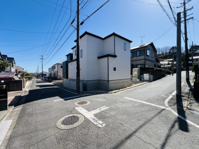 知多市八幡深山口50番103『仲介手数料無料』新築戸建ての前面道路含む現地写真