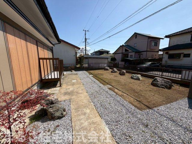 高岡町下倉永　中古平屋の前面道路含む現地写真