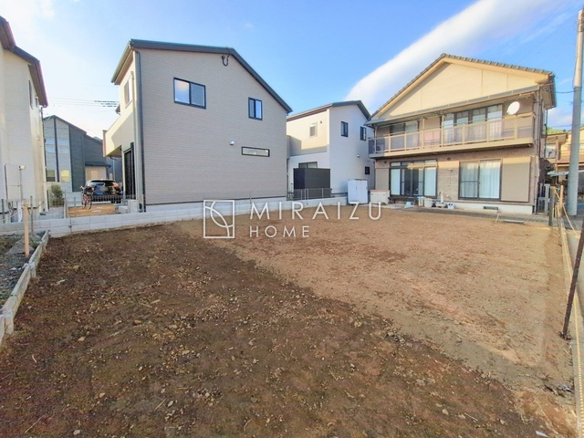 【外観】 | 青く澄み渡った綺麗な空と、陽の光をたっぷりと受ける、そんな新築住宅で新生活をスタートしてみませんか？見学・ご相談等、ミライズホーム(株)までお気軽にご連絡下さい。