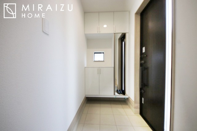 【玄関】 | 永く住むからこそシンプルで飽きのこないデザインに。ただいま、おかえりの温かな声が聞こえる玄関。