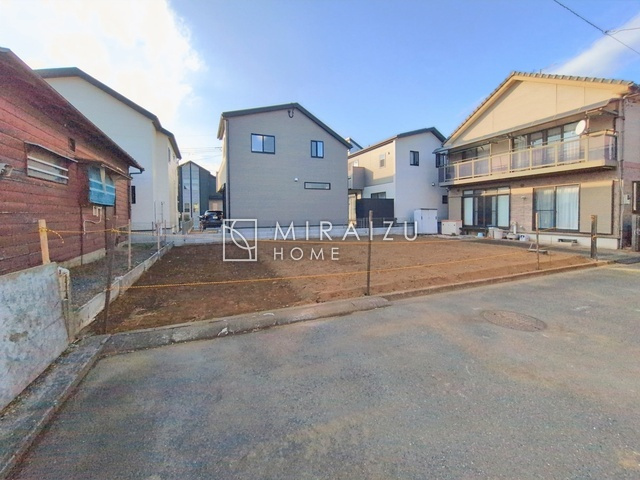 【外観】 | 青く澄み渡った綺麗な空と、陽の光をたっぷりと受ける、そんな新築住宅で新生活をスタートしてみませんか？見学・ご相談等、ミライズホーム(株)までお気軽にご連絡下さい。