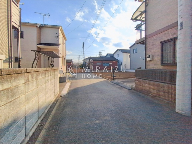 【前面道路含む現地写真】 | 陽の光をたっぷりと浴びながら気持ち良く生活が出来ます。夢のマイホーム、夢ではなく実現出来ます！見学・ご相談等、お気軽にご連絡下さい。