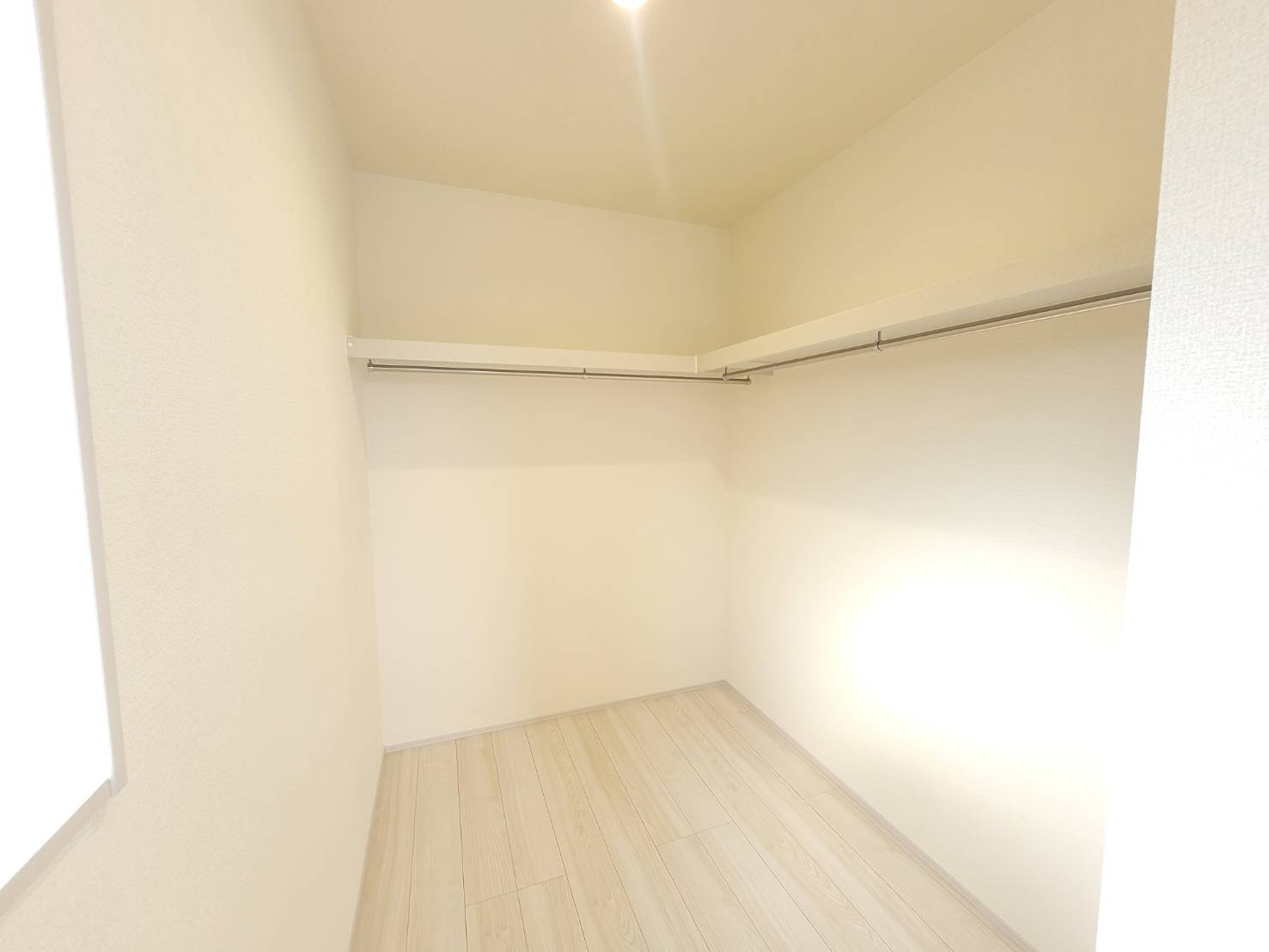 【LiveleGarden】宇都宮市鶴田町 第23 限定１邸の収納|〇2F洋室10帖〇
扉のないWICは、すぐに物を出し入れできるので人気です☆
