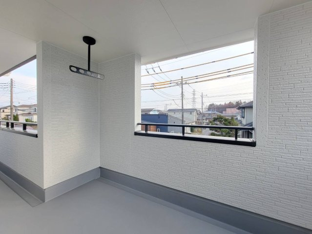【LiveleGarden】宇都宮市鶴田町 第23 限定１邸のバルコニー|〇インナーバルコニー〇
急な雨にも安心のインナーバルコニー！二部屋から出入り可能です。
角度の変えられる物干し受け標準装備です。
