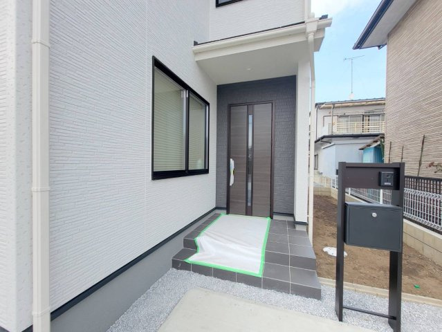 【LiveleGarden】宇都宮市鶴田町 第23 限定１邸の玄関|〇玄関ポーチ〇
お子さまのいるご家庭にも安心！
モニター付きインターホンで、誰が来たかすぐにわかるから、毎日の暮らしがもっと安全になります。
