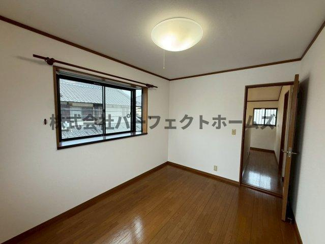 東香里南町戸建　賃貸の洋室|落ち着いた色調の洋室です