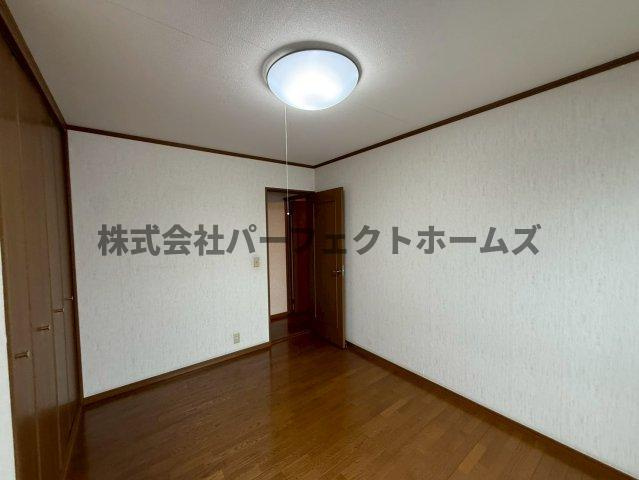 東香里南町戸建　賃貸の洋室|明るい洋室です