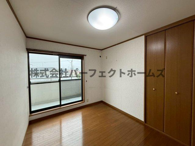 東香里南町戸建　賃貸の洋室|落ち着いた色調の洋室です