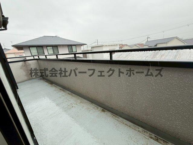 東香里南町戸建　賃貸のバルコニー|外からの目が気にならないバルコニーで洗濯物が干せます