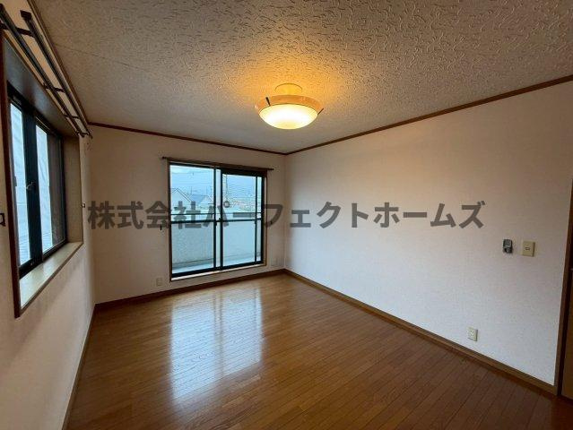 東香里南町戸建　賃貸の洋室|きれいな洋室です