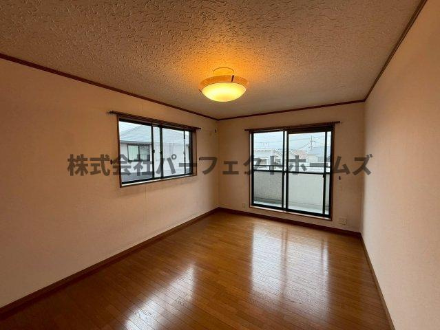東香里南町戸建　賃貸の洋室|コンパクトで使いやすい洋室です