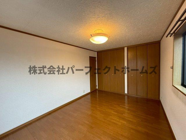 東香里南町戸建　賃貸の洋室|明るい洋室です