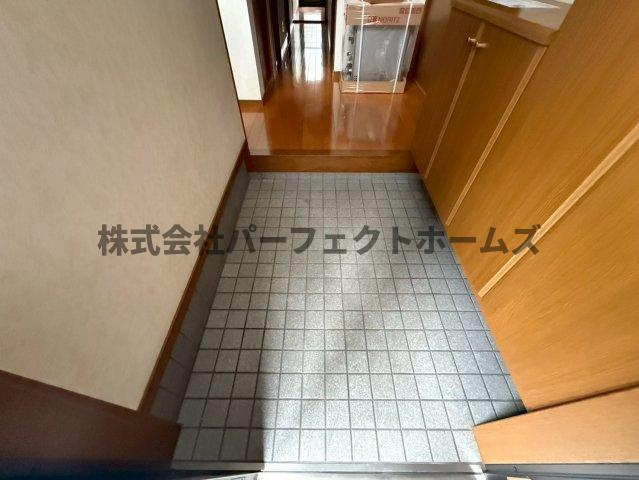 東香里南町戸建　賃貸の玄関|明るい玄関です