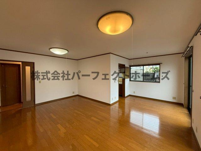 東香里南町戸建　賃貸の居間・リビング|ゆったり過ごせるリビングです