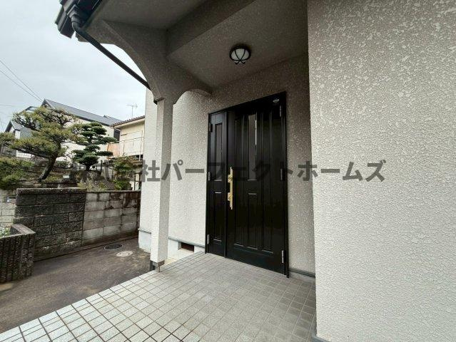 東香里南町戸建　賃貸の玄関|明るい玄関です