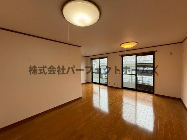 東香里南町戸建　賃貸の居間・リビング|おしゃれなリビングです