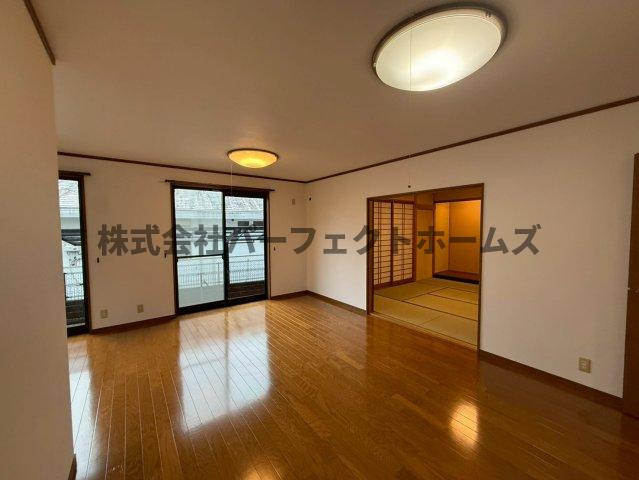 東香里南町戸建　賃貸の居間・リビング|ゆったり過ごせるリビングです