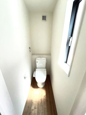 【内装】 | 福岡市西区周船寺2丁目2期　8号棟（全8区画）【仲介手数料無料・0円】 | 施工例。1階のトイレです。施工例は完成時と異なる場合があります。