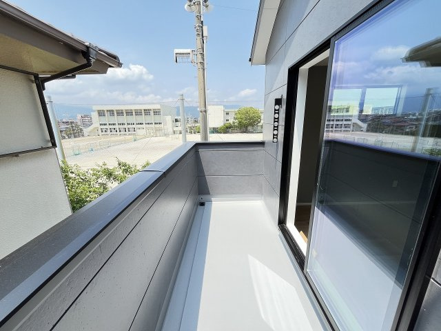 【バルコニー】 | 福岡市西区周船寺2丁目2期　8号棟（全8区画）【仲介手数料無料・0円】 | 施工例。施工例は完成時と異なる場合があります。