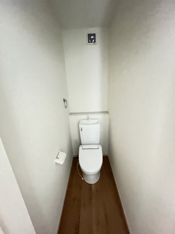 【内装】 | 福岡市西区周船寺2丁目2期　8号棟（全8区画）【仲介手数料無料・0円】 | 施工例。2階にもトイレです。施工例は完成時と異なる場合があります。