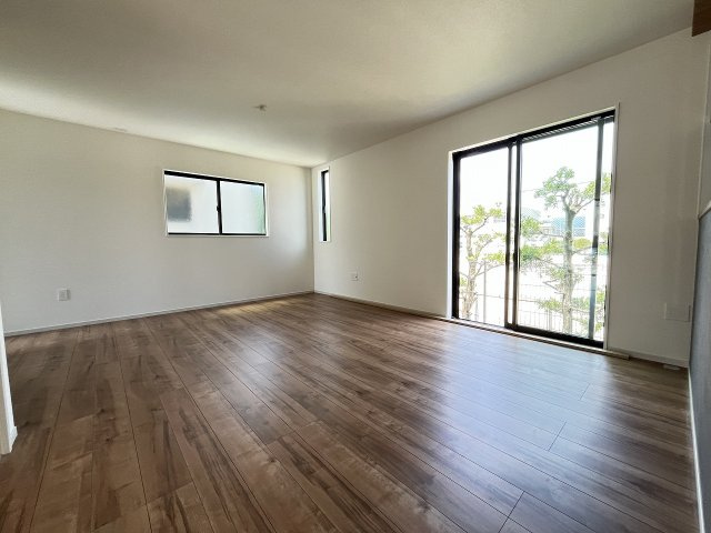 【居間・リビング】 | 福岡市西区周船寺2丁目2期　8号棟（全8区画）【仲介手数料無料・0円】 | 施工例。施工例は完成時と異なる場合があります。