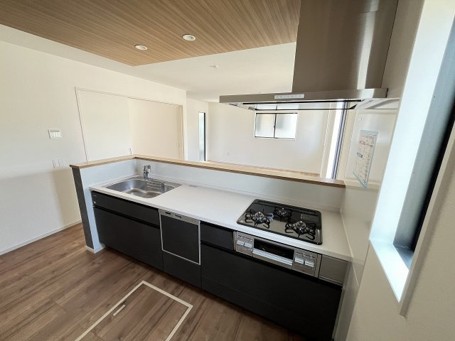 【キッチン】 | 福岡市西区周船寺2丁目2期　8号棟（全8区画）【仲介手数料無料・0円】 | 施工例。施工例は完成時と異なる場合があります。