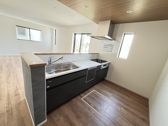 【キッチン】 | 福岡市西区周船寺2丁目2期　8号棟（全8区画）【仲介手数料無料・0円】 | 施工例。施工例は完成時と異なる場合があります。