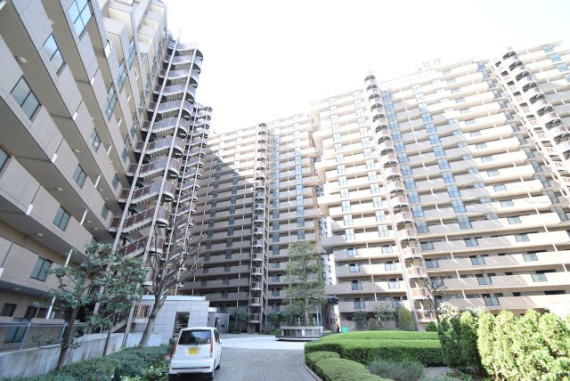 【外観】 | シスナブ池袋本町 | 青空によく映える建物です。手入れの行き届いた外壁やマンション正面エントランスなど、綺麗な姿をぜひ一度、現地にてご覧ください。～即日のご見学可能～　お問合せはお気軽にどうぞ。
